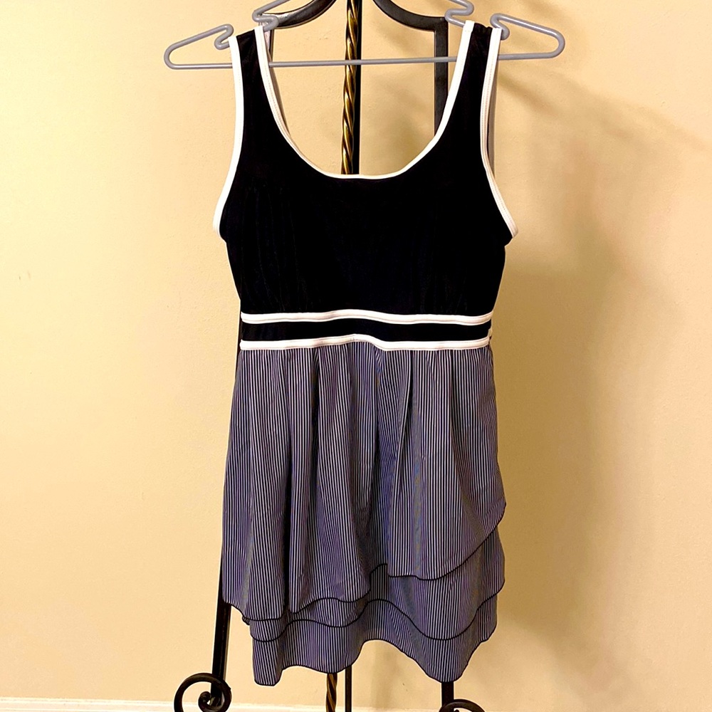 Adorable Medium swim top nwot